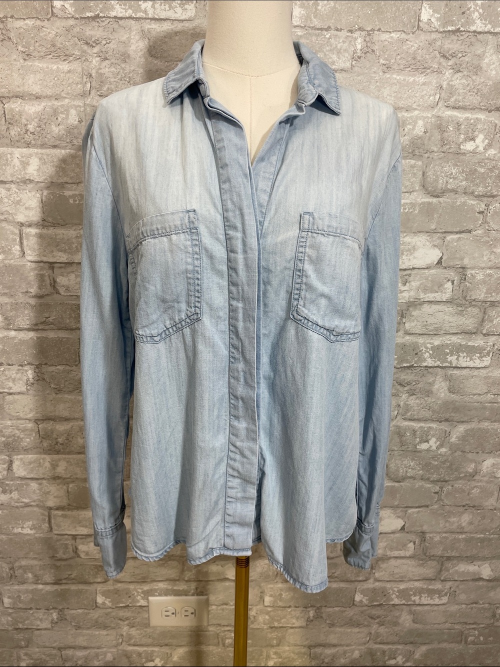 Bella Dahl Light Wash Chambray Button-Down Shirt
